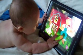 Psiholozi: Davanje iPada bebama ravno je zlostavljanju