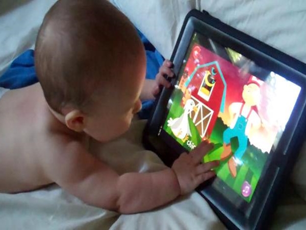 Psiholozi: Davanje iPada bebama ravno je zlostavljanju