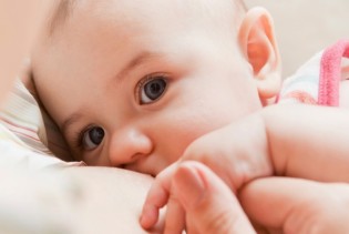Majke koje doje stvaraju jedinstvenu hranu za bebu i imaju jače kosti