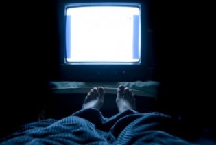 Zašto ne smijemo spavati pored upaljenog televizora?