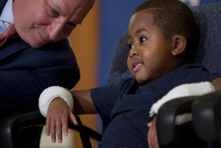 Osmogodišnjak Zion postao najmlađi pacijent podvrgnut dvostrukom presađivanju šaka