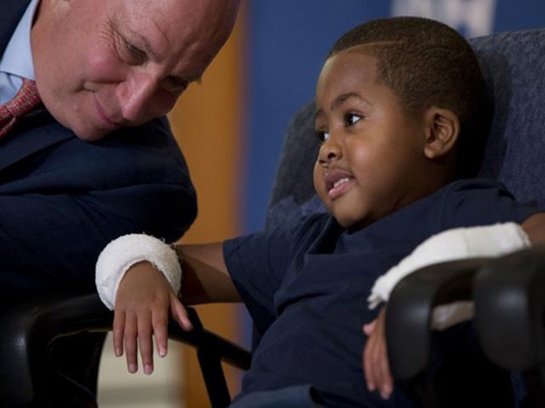 Osmogodišnjak Zion postao najmlađi pacijent podvrgnut dvostrukom presađivanju šaka