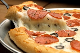 Znate li koliko masnoće i kalorija možete skinuti salvetom s pizze?