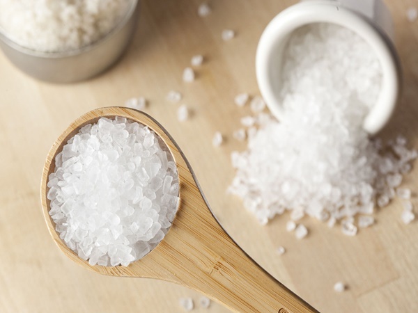 Saznajte kako sol pomaže kod grlobolje, uhobolje, podočnjaka...