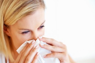 Ljekari upozoravaju: Ispuhivanjem nosa radite više štete nego koristi