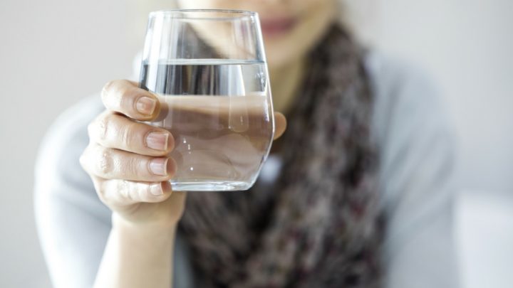 Čaša tople vode pomaže u čišćenju tijela od toksina