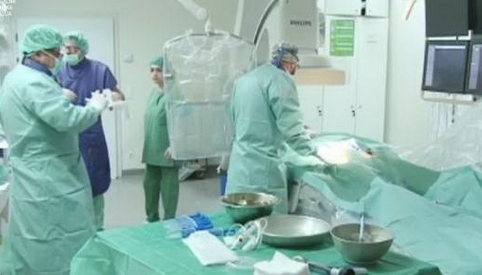 Ljekari UKC-a Tuzla izveli tri operacije srca na budnim pacijentima
