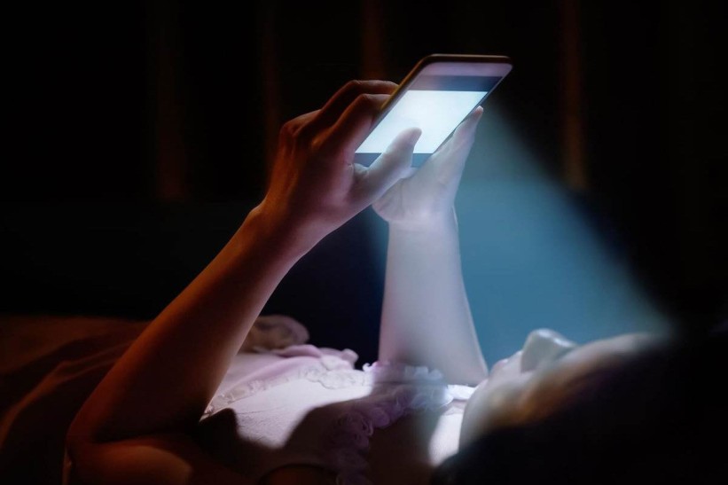 Plava svjetlost sa mobilnih telefona, računara i televizora šteti koži