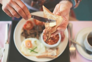 Ovo vrijeme doručka i večere može da poveća rizik od srčanih bolesti