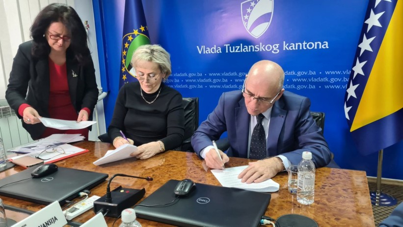 Adaptacija klinika: Predstavnici Vlade TK i UKC-a Tuzla potpisali ugovore vrijedne 934.000 KM