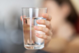 Evo zašto biste trebali piti čašu tople vode na prazan želudac