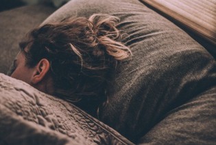 Čest uzrok zdravstvenih problema: Evo kako biste zapravo trebali koristiti jastuk tokom spavanja