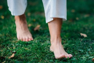 Vježbe, hodanje po travi i pijesku najbolji lijek za ravna stopala