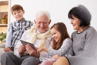 Djeca koja odrastaju uz bake i djedove sretnija su, mirnija i sigurnija
