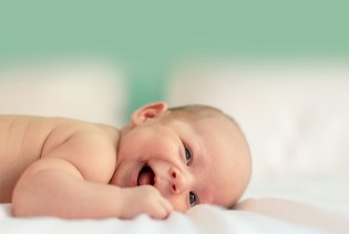 Važnost ranog praktikovanja ležanja na stomaku kod beba