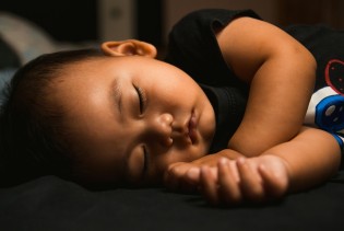 Bijela buka za bebe: Prednosti i potencijalni izazovi