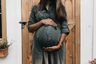 Kasnija trudnoća pozitivno utječe na mentalno zdravlje majke?