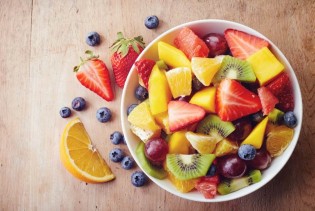 Oduševljava okusom i puni vitaminima: Isprobajte prefinu i zdravu zimsku voćnu salatu