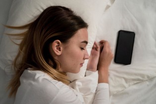 Držanje telefona noću kraj kreveta utječe na vaš san