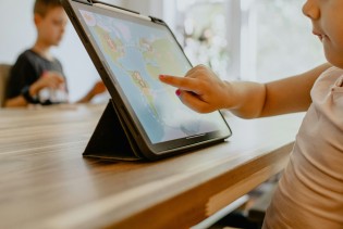Izloženost ekranima može usporiti razvoj jezičnih vještina kod djece