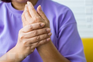 Utrnuli prsti česta su pojava, ali kada treba posjetiti doktora?