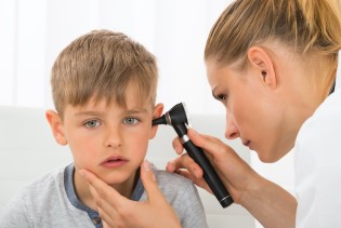 Upale uha kod djece: Razlozi, simptomi i preventivne mjere