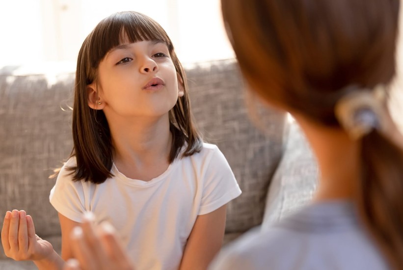 Mucanje kod djece: Zablude i savjeti za roditelje kako se nositi s poteškoćama u govoru