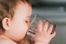 Kada je pravo vrijeme za uvođenje vode bebi?