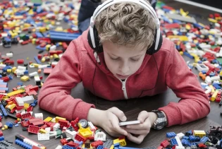 Emocionalna i socijalna razvojna kašnjenja kod djece: Uticaj tehnologije i roditeljstva