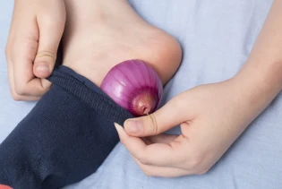Luk u čarapi: Moguće zdravstvene prednosti i kako funkcioniše