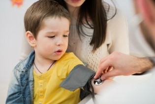 Visok krvni pritisak kod djece: Uzroci, simptomi i savjeti za roditelje