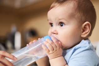 Dehidracija kod beba i male djece: uzroci, simptomi i liječenje