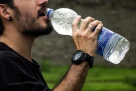 Evo zašto je pijenje vode stojeći loše za vaše zdravlje