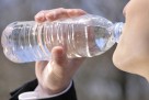 Evo zašto ne biste trebali piti toplu flaširanu vodu iz plastične boce