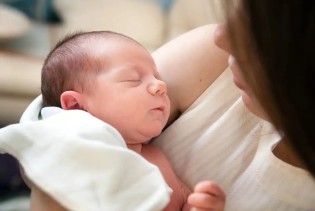 Šta ako beba odbija dojiti: Ovim vam možda pokušava nešto reći