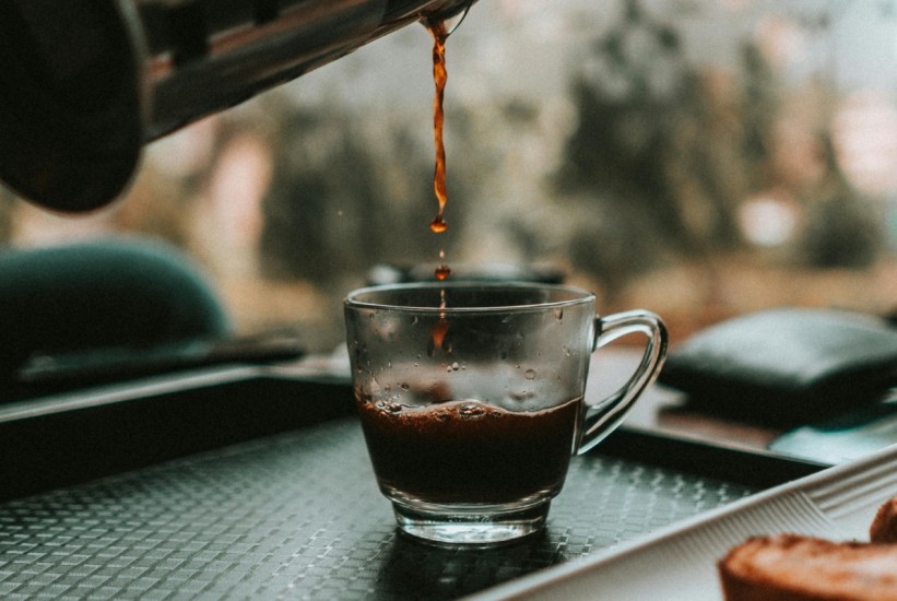 Zaboravite šećer: Trik koji topi kalorije uz svaki gutljaj kafe!