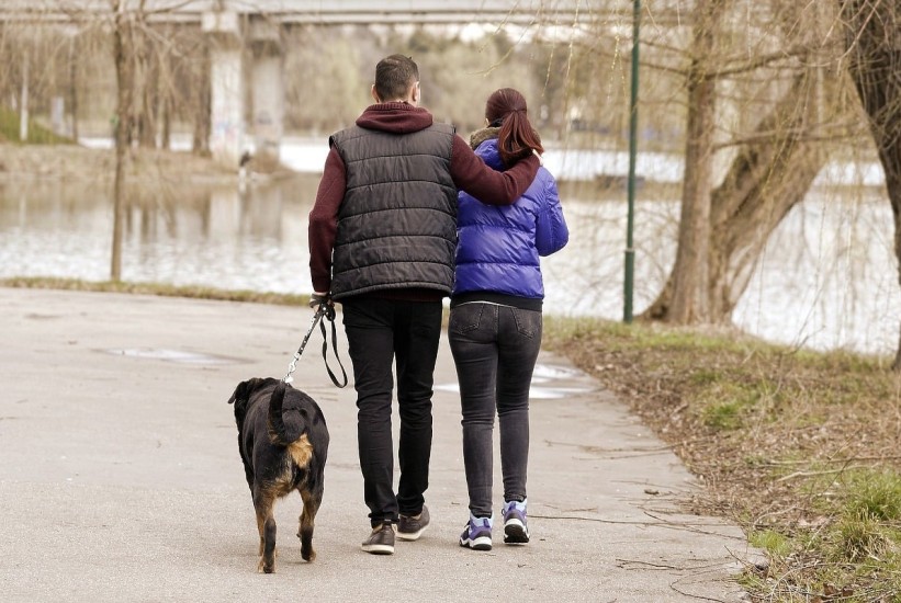 Šetnja nakon večere: Kako utječe na šećer u krvi, metabolizam i raspoloženje?