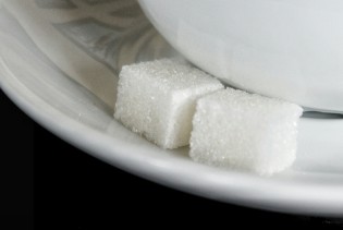 Jedna kockica šećera dnevno uz kafu: Koliko kilograma dobijete za 30 dana?