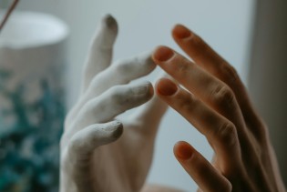 Uživate u manipulisanju ljudima? Možda je za to kriva hipertireoza