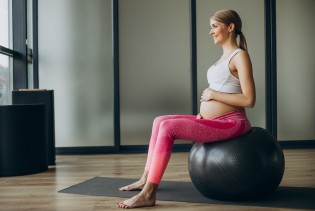 Vježbanje na pilates lopti tokom trudnoće može olakšati porod