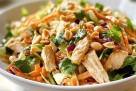 Snaga u svakom zalogaju: Pileća salata s kikirikijem