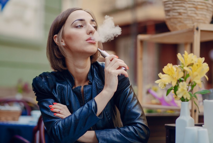 Tinejdžeri manje piju alkohol i koriste droge, ali sve više konzumiraju vape!