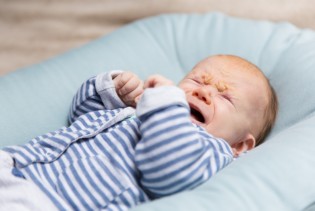 Dojenački grčevi: Zašto se javljaju, koliko traju i kako pomoći bebi