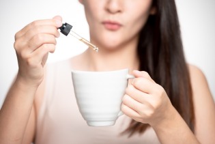 Med u očima? Saznajte kako pomaže kod konjunktivitisa