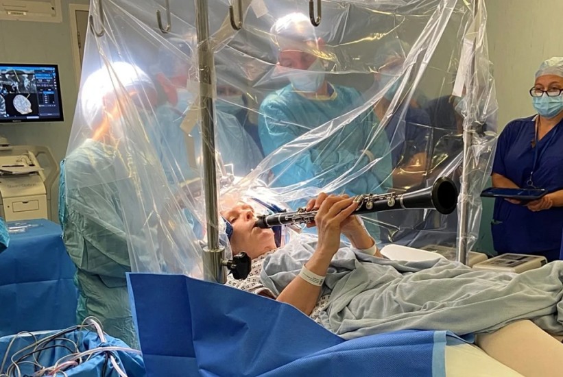 Britanka svirala klarinet tokom operacije mozga kako bi ublažila simptome Parkinsonove bolesti