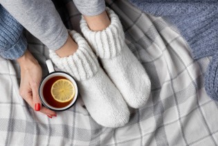 Kako brzo zagrijati hladna stopala kod kuće – prirodna obloga koja djeluje!