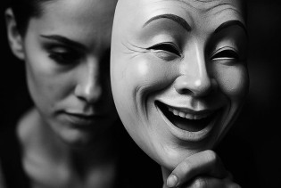 Kad “dobra osoba” skine masku: Psihologija iza lažne dobrote!