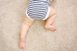 Zašto je puzanje po prašnjavom podu dobro za bebu?