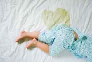 Kako pomoći djetetu koje mokri u krevet: Praktični savjeti i podrška roditeljima