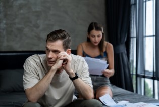 Veza s razvedenim muškarcem: psihološki pogled na prošlost, povjerenje i emocionalnu intimnost